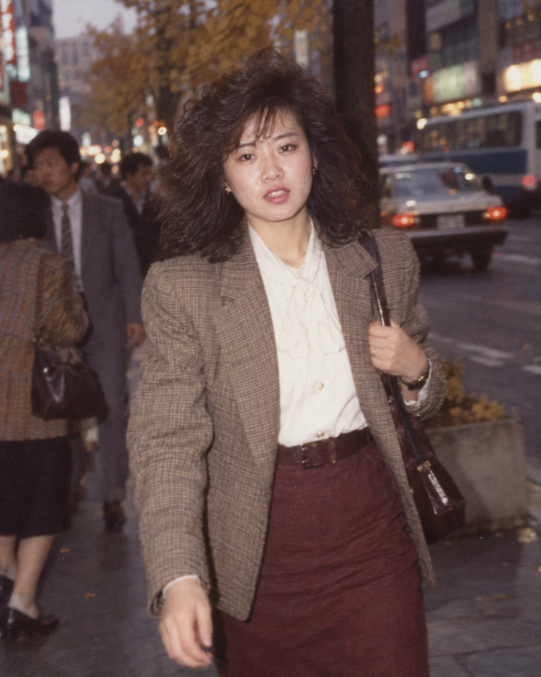 1985년 서울 거리 스냅 틀에 지어낸 20대 여성과 가을 번화가, 정면 플래시를 채워 만든 그림